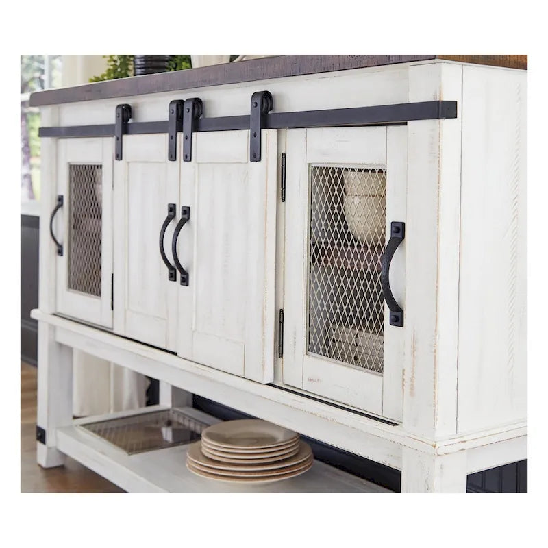 Buffet de salle à manger blanc style ferme avec portes de grange et incrustations en maille