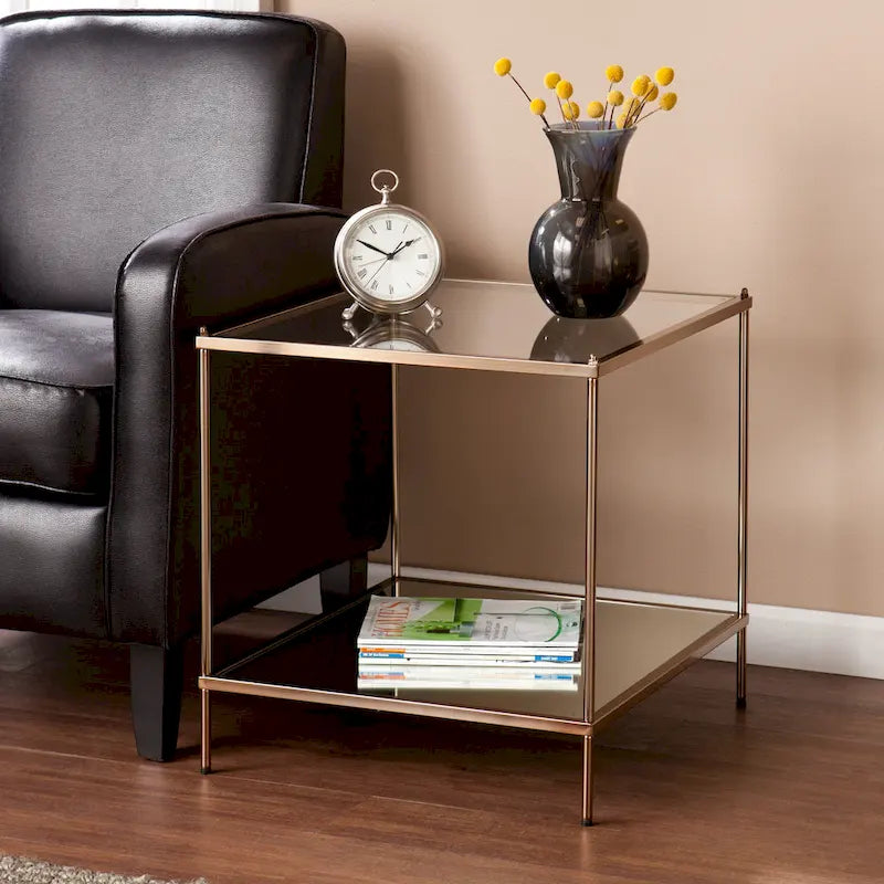 Table d'appoint Glam Glass avec étagère miroir, finition cuivre