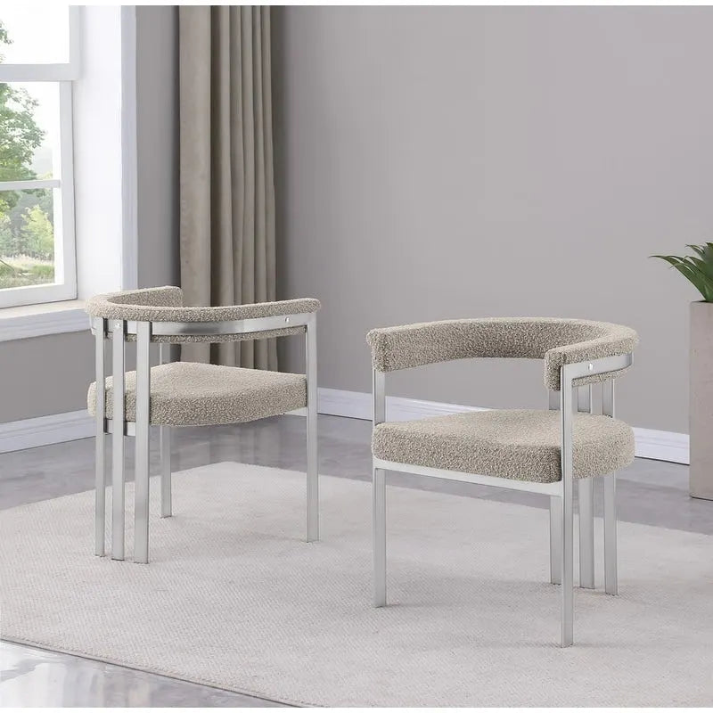 Chaise de salle à manger sans accoudoirs en tissu bouclette capitonné avec piètement en fer chromé